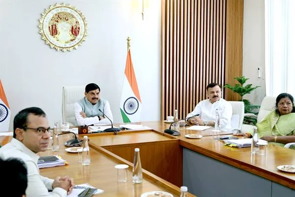 बैठक कक्ष में मेज के चारों ओर बैठे मुख्यमंत्री डॉ. मोहन यादव और अन्य अधिकारी