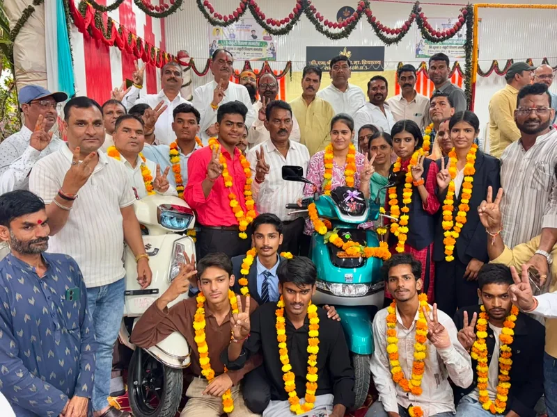 मंत्री श्री तुलसीराम सिलावट ने सांवेर में 26 मेधावी छात्राओं को वितरित की ई-स्कूटी