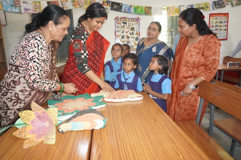कलेक्टर श्रीमती मीना ने शासकीय उन्नयन माध्यमिक शाला पौनार कला का किया निरीक्षणबच्चों से संवाद कर शैक्षणिक…