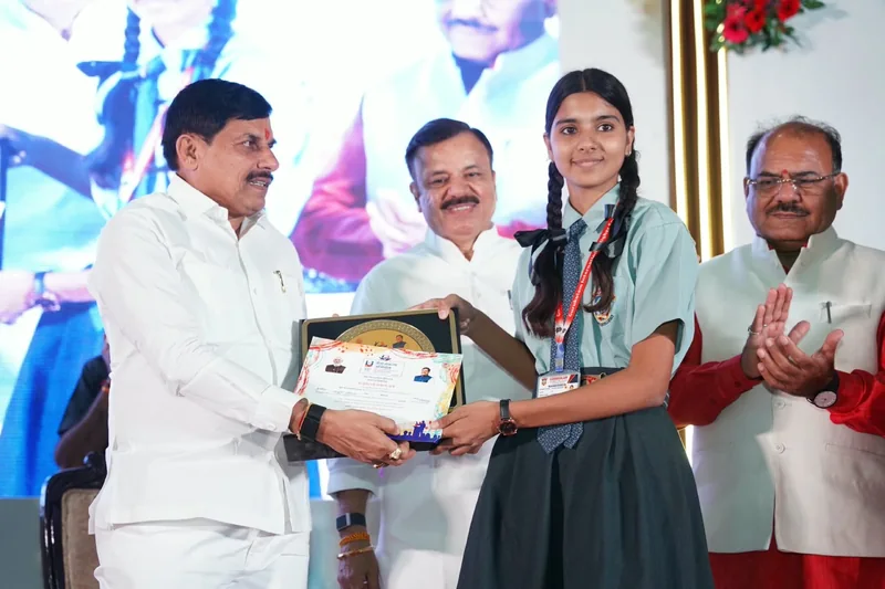 "मेरे सपनों का भारत" चित्रकला प्रतियोगिता में नरसिंहपुर की आयुषी ने रचा इतिहास