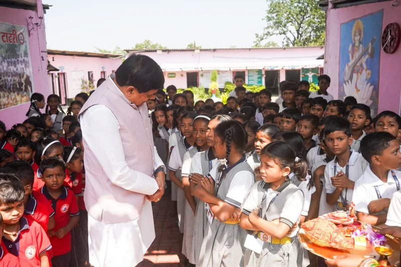 काफिला रुकवाकर स्कूल पहुंचे मुख्यमंत्री डॉ. यादव
