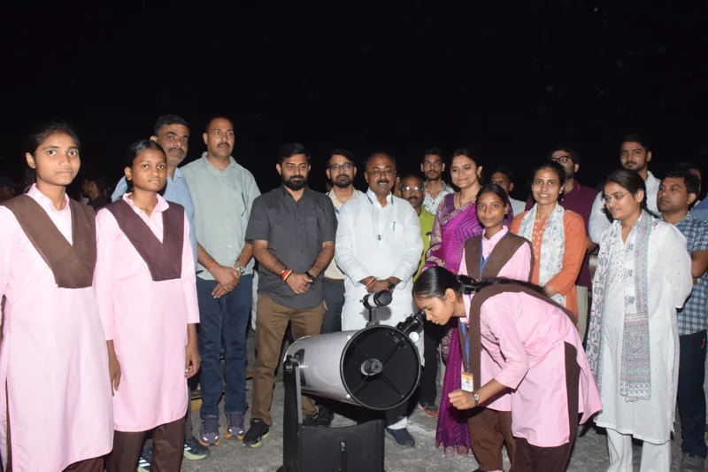 सिंगरौली के सितारे कार्यक्रम में छात्राओं ने किया अंतरिक्ष दर्शन, चंद्रमा और शनि के दीदार से बढ़ा उत्साह