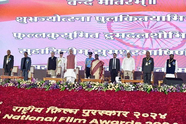 राष्ट्रपति श्रीमती द्रौपदी मुर्मु ने गुजरात के एकता नगर में 72वें राष्ट्रीय फिल्म पुरस्कार प्रदान किए